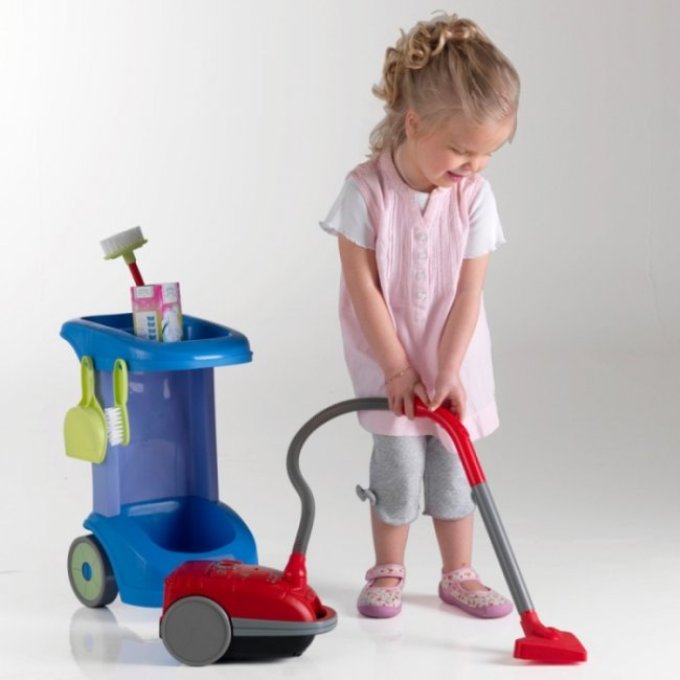 Vous pouvez donner au bébé un kit de jeu pour le nettoyage.