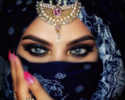Ist es einer Frau, eine muslimische Frau, Gold, goldene Ohrringe, eine Uhr, eine goldene Kette, ein goldenes Armband zu tragen?