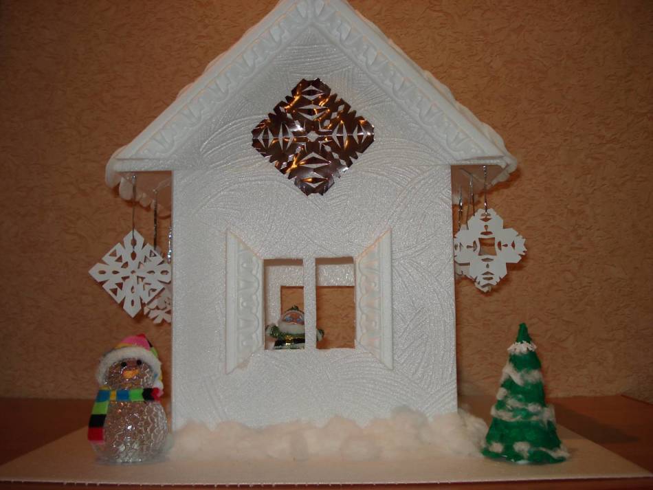 Уютный новогодний домик из пенопласта