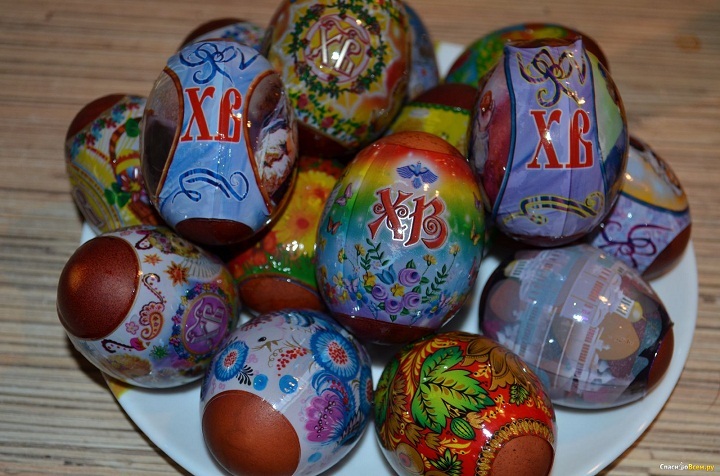 This is how stickers look on painted eggs