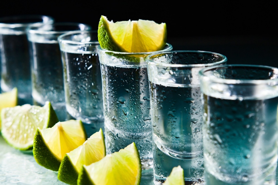 Qual è il modo migliore per bere tequila fredda o calda?