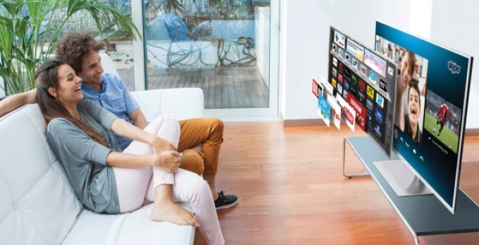 La smart TV consente non solo a guardare film e trasmissione nella massima qualità dell'immagine, ma anche di giocare, utilizzare i social network e Skype.