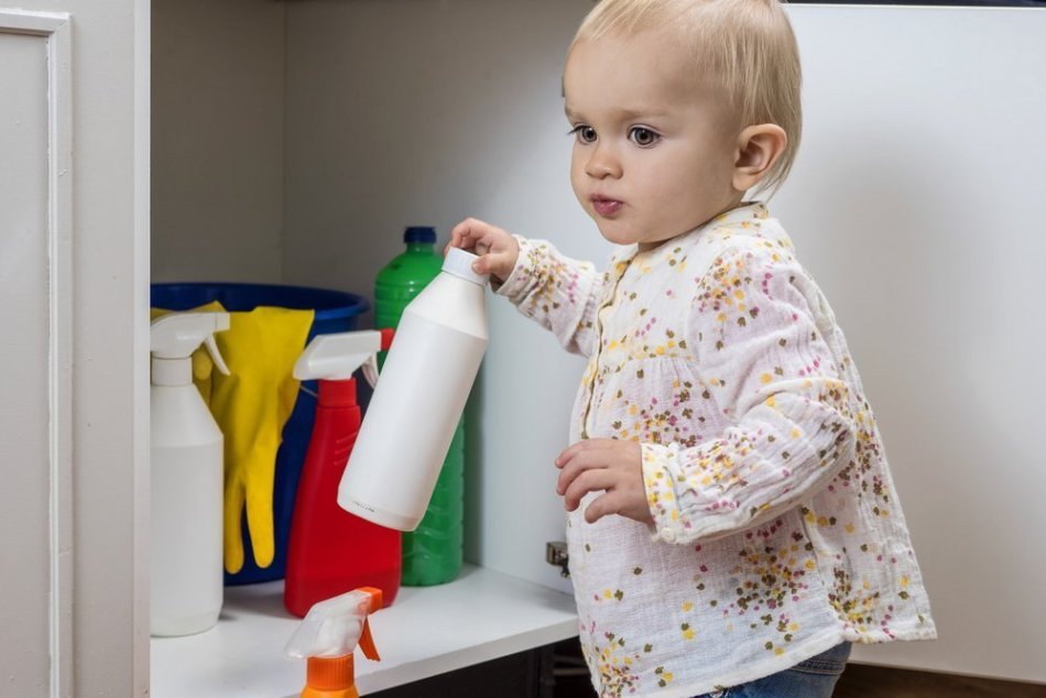 Halten Sie die Chemie an Orten für Kinder unzugänglich.