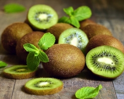 Is it possible to eat kiwi with a peel - is it able to harm?