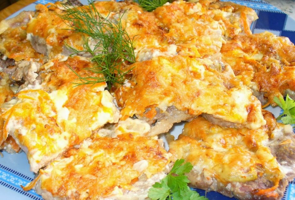 Fleisch im Ofen mit Mayonnaise, Käse gebacken