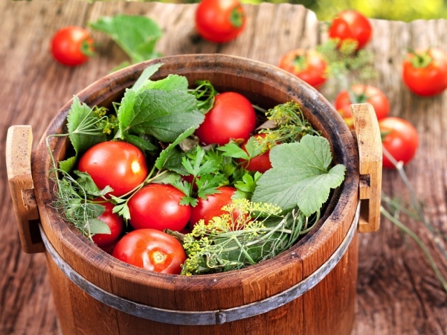 Comment salé les tomates dans un baril de manière froide: les meilleures recettes. Les tomates Sved sont rouges et vertes dans un baril pour l'hiver et la basse-saline: recettes russes et une recette de moutarde. Comment ramasser des tomates dans les banques, comme à partir d'un baril: recette