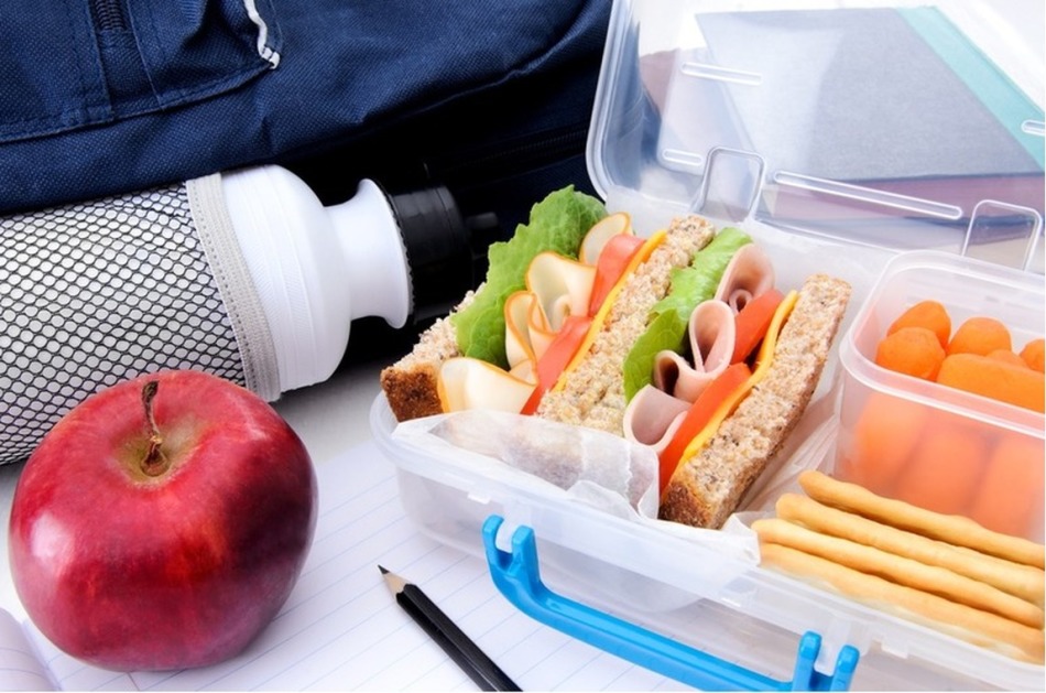 Помещайте еду в пластиковые контейнеры, это поможет сохранить качество продуктов