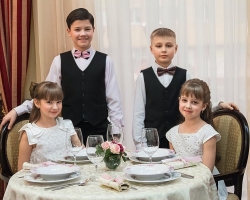 Etikett szabályai, viselkedés a gyermekek asztalnál, iskolás gyerekek Oroszországban: Videó, Fotó