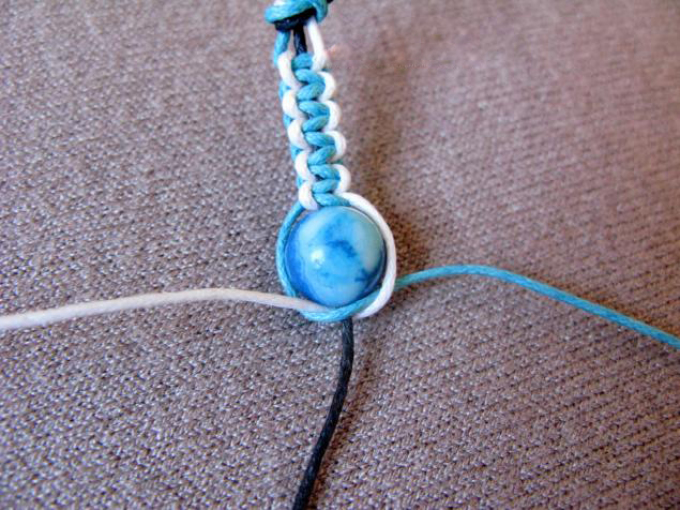 Coverage of beads with a loop on Shambhala bracelet