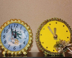 New Year's hours - a craft for the New Year with your own hands with children to kindergarten, school: photo. How to make a beautiful New Year's clock out of a box, cardboard, sweets, discs, foam, salty dough step by step? DIY ideas with your own hands for competition: photo