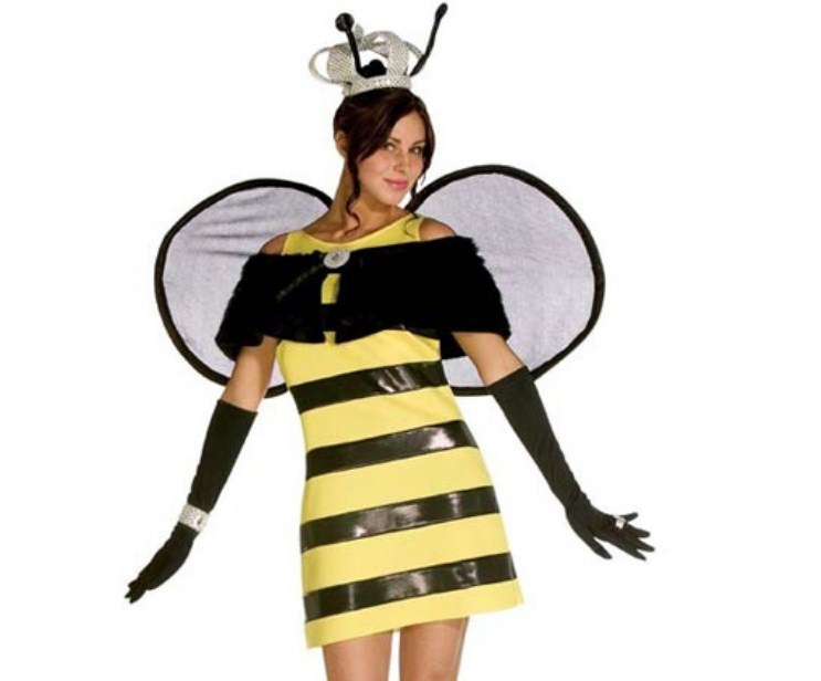 Девушка в костюме пчелки