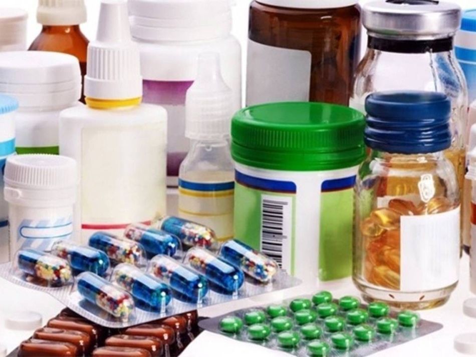 Az asztalon sokféle gyógyszertár és antidepresszáns található a hólyagokban