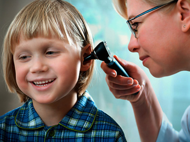 Почему болит ухо у ребенка? Чем можно лечить боль в ухе у детей?