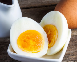Hozzá kell adnom ecetet tojás főzésekor: mire a háziasszonyok és a szakácsok titkait