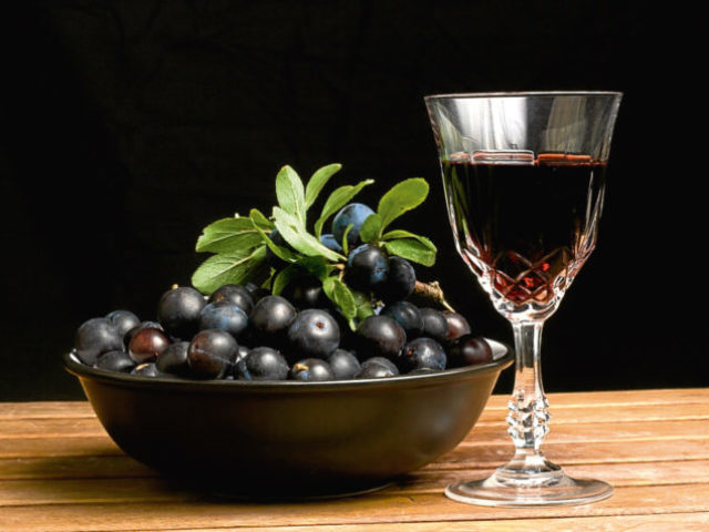Вино из черноплодной рябины в домашних условиях: простой и классический рецепт из свежих и замороженных ягод, с добавлением корицы, гвоздики, лимонной цедры, смородиновых листьев, яблок, на основе яблочного сока, советы по хранению