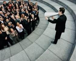 Psychology of the crowd: what is it, how to manage, how is the role of a leader, examples.