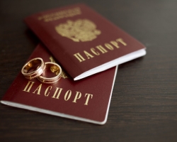 Αξίζει να αλλάξετε το επώνυμο στο γάμο: για και εναντίον. Είναι δυνατόν να πάρετε ένα διπλό επώνυμο εάν ο γάμος; Τι γίνεται αν δεν αλλάξετε το επώνυμο στο γάμο: τη γνώμη των ανδρών. Αντικατάσταση του επώνυμου στο διαβατήριο μετά το γάμο: Ημερομηνίες
