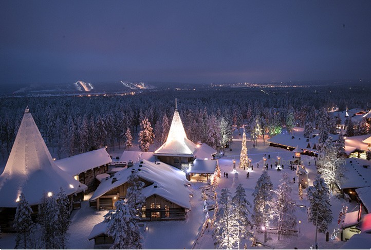 Photo de la résidence du Père Noël la nuit, vue sur le dessus