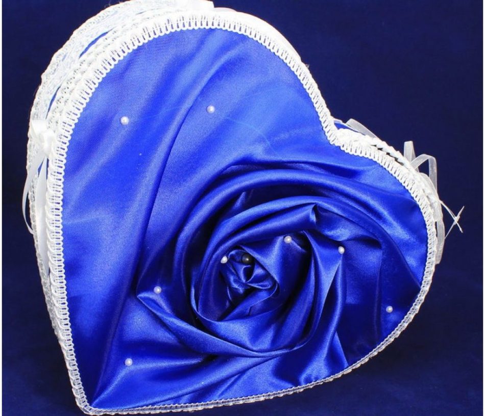 Красивый ларец для свадебной процессии в форме сердца, украшенный синим атласом