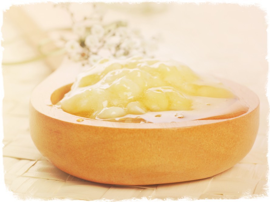 Face mask with banana and cream