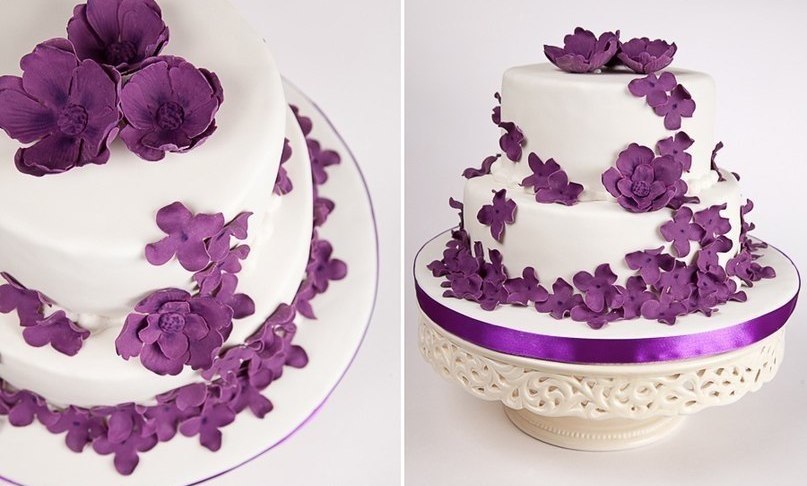 Gâteau avec un mastic de violet avec une teinture alimentaire