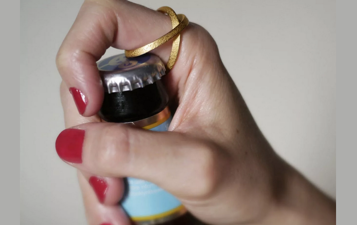 A palackot gyűrűvel történő nyílás nélkül lehet kinyitni