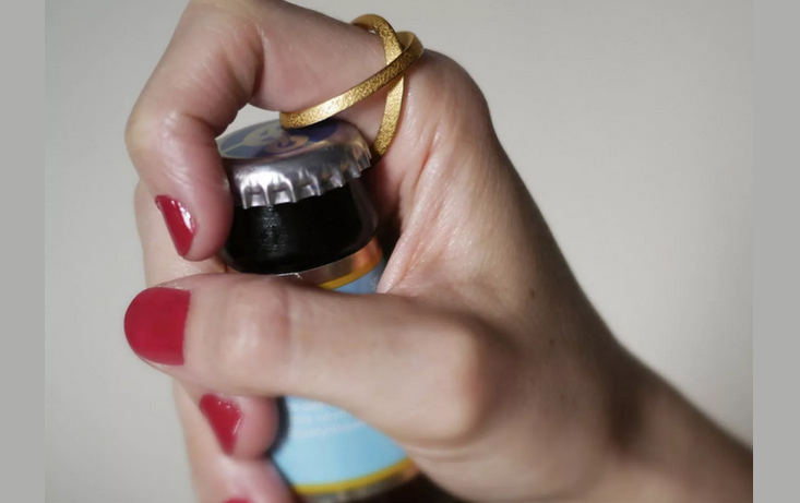 Die Flasche kann ohne Öffnung mit einem Ring geöffnet werden