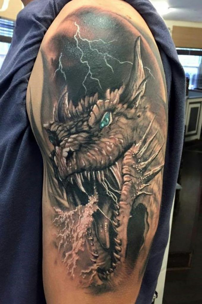 Прорисованный до мельчайших деталей тату-дракон выглядит эффектно