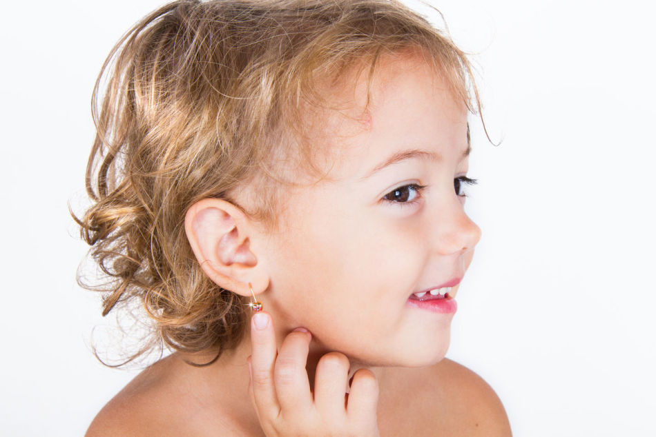 Despite the fact that girls pierce their ears early, like adults, they need to be cleaned very carefully, because the child's body is gentle