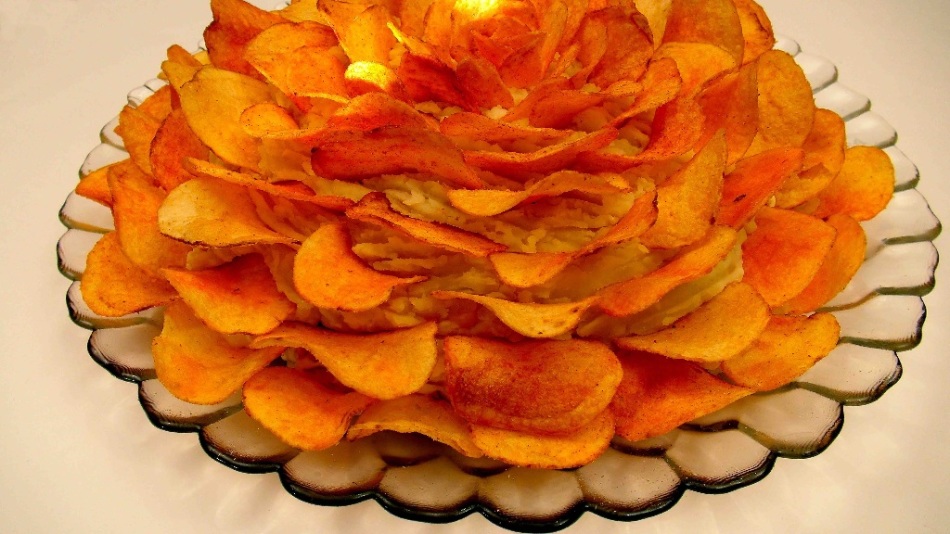 Salad can be decorated with chips
