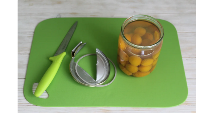 A rolled jar can be opened without an opening with a knife