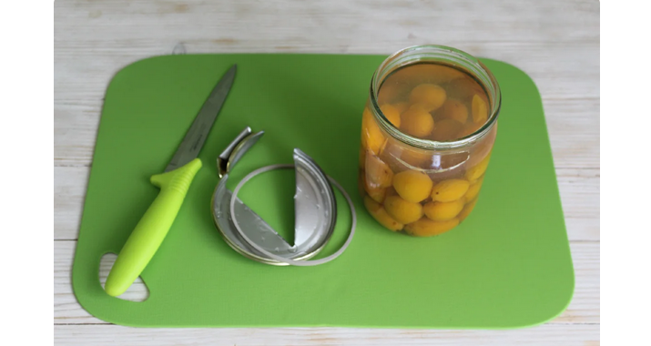 Ein gerolltes Glas kann ohne Öffnung mit einem Messer geöffnet werden