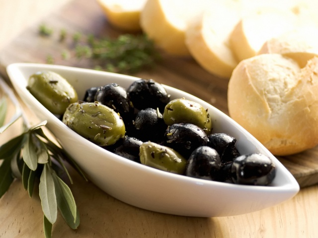 Olives et Olives: Quelle est la différence, leurs avantages et leurs préjudices, la différence. Les olives et les olives sont-ils la même chose?