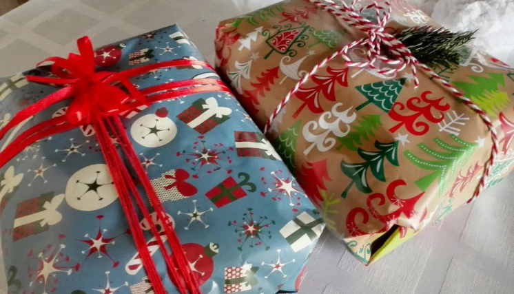 Запаковываем мягкий, бесформенный подарок в подарочную бумагу