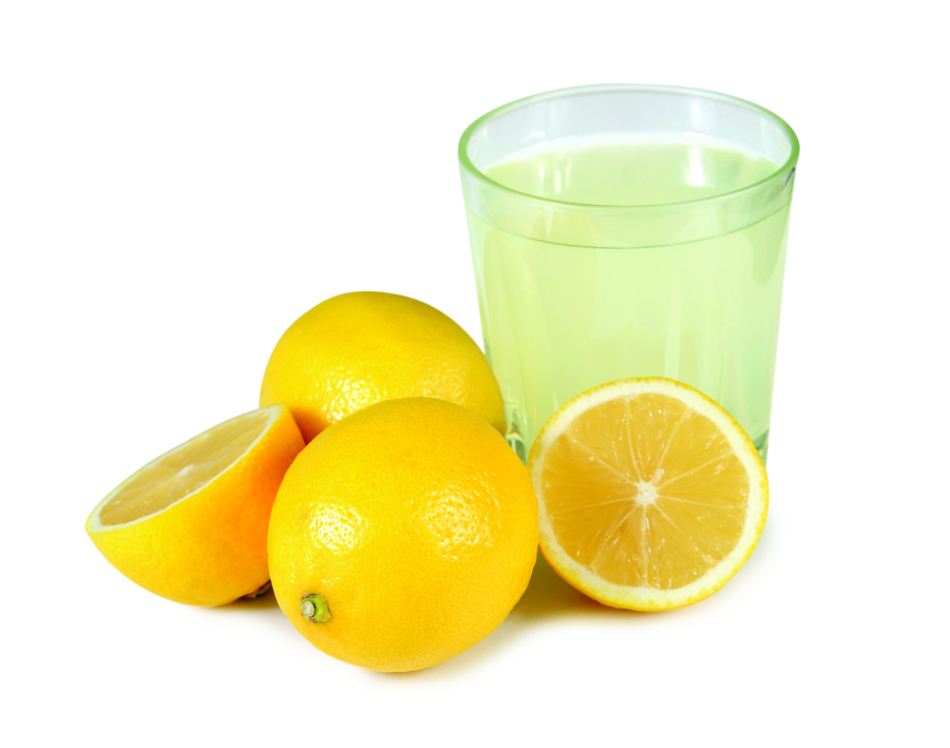 Lemon juice has a favorable effect on the condition of the hair and scalp