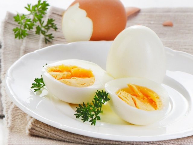 Kako vreti trda jajca, da ne bodo počili, ko se dobro kuhajo in očistijo?