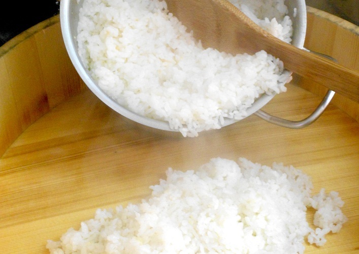 Рис для суши правильно заправлять на деревянном блюде