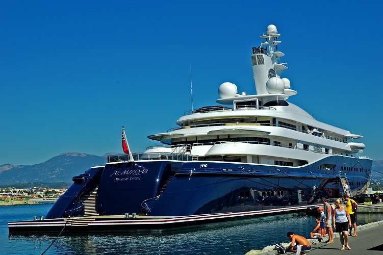 The yacht is based on high -strength steel