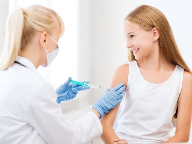 13 priljubljenih mitov o cepljenju: razkrivamo in razlagamo