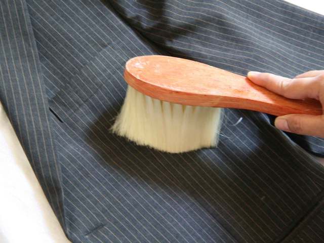 Πώς και πώς να καθαρίσετε το σακάκι των ανδρών στο σπίτι, χωρίς πλύσιμο: συμβουλές, συνταγές, συστάσεις. Πώς να καθαρίσετε ένα λιπαρό κολάρο, τα πτερύγια, τους αγκώνες ενός σακάκι, ένα σακάκι ιδρώτα;
