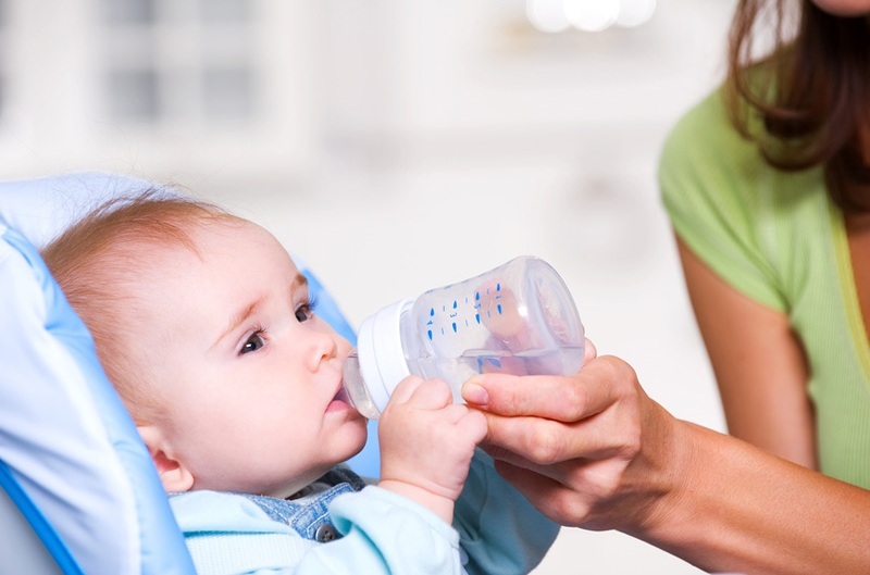Ребенок во время болезни пьет воду