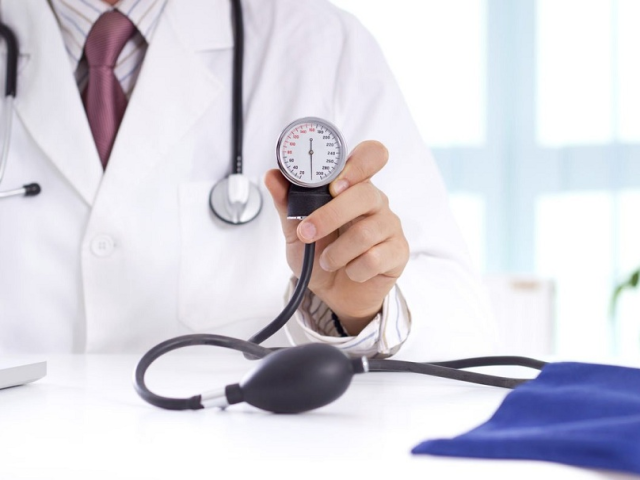 Kako preveriti tlak osebe brez tonometra doma: metode, simptomi povišanega in znižanega krvnega tlaka, testiranje tlaka na impulz, ravnilo