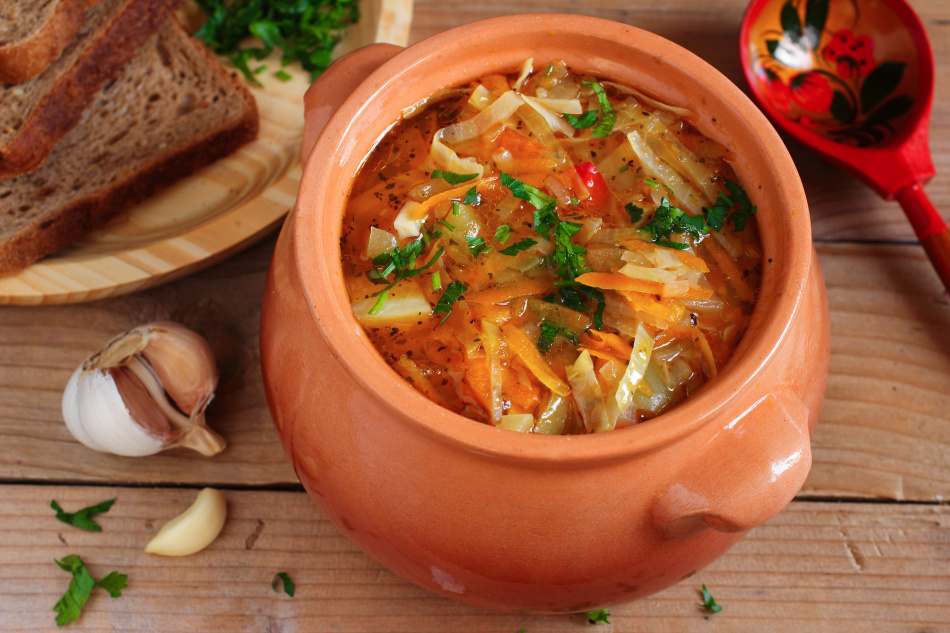 Sopa de repollo fresco de repollo