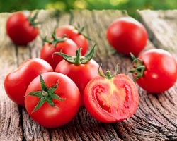 Apa vitamin dalam tomat: unsur vitamin-mineral bermanfaat dan zat berbahaya