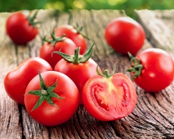 Quali vitamine sono nei pomodori: elementi di vitamina-minerali benefici e sostanze dannose