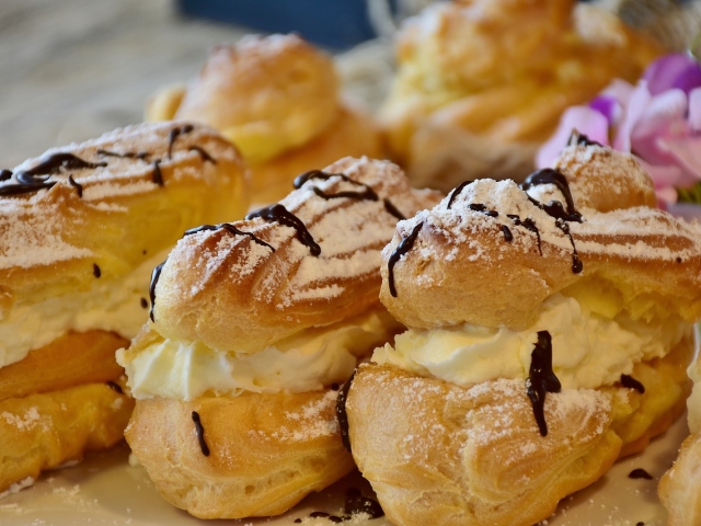 Ideal dough for eclairs: 6 best recipes, culinary tips, reviews. The dough for eclairs turned out to be liquid, what to do?
