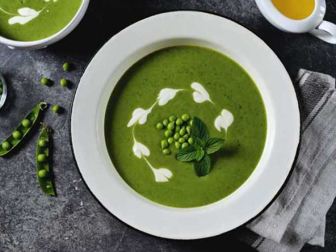 Суп с зеленым горошком в виде пюре - то полезно, красиво и модно