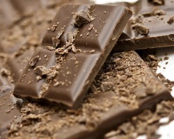 Lehetséges -e lejárt csokoládét enni: következmények, mint a mérgezés veszélyes? Mit csinálnak a gyártók a csokoládéval késleltetés után? Mi a köze a lejárt csokoládéval, használhatja a sütésben: receptek