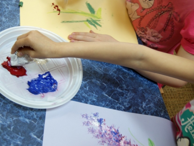 Technique de dessin avec papier à la menthe à la maternelle, école: maître classe. Comment dessiner des fleurs, le lilas, le paysage, le printemps, le pissenlit avec du papier froissé?