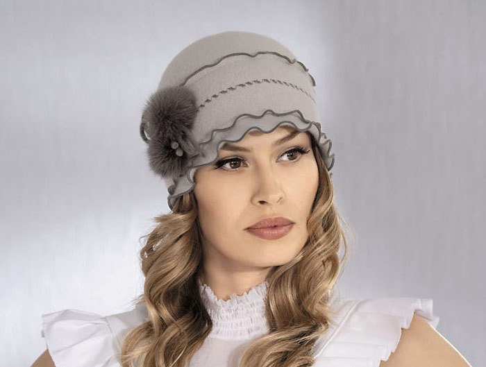 Modelli alla moda di cappelli a maglia, pelliccia e feltro per donne - una bellissima modella